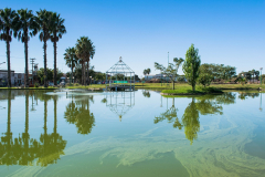 La laguna artificial es el centro del Parque del Pleistoceno. Es al mismo tiempo, un espejo para el paisaje de la región.