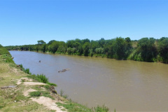 El río Ctalamochita o Tercero, justo antes de su confluencia con el Saladillo. Los afluentes de ambos nacen en el faldeo oriental de las Sierras Grandes de Córdoba y luego ingresan a la llanura.