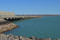 El Limay es uno de los ríos con mayor aprovechamiento hidroeléctrico del País: 5  presas y usinas lo jalonan.  Unos 25 kilómetros aguas abajo de El Chocón, la represa de Arroyito forma un embalse compensador. Tiene además su propia central hidroeléctrica.