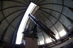 La cúpula del Gran telescopio Ecuatorial se abre aún hoy manualmente, aunque su giro está  automatizado. Este telescopio tiene más de 4 metros de distancia focal, y es en sí mismo una importante pieza de museo. Se utiliza principalmente  para la atención de visitas.
