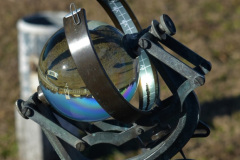 Entre los instrumentos meteorológicos tradicionales, la joya más valiosa es el heliofanógrafo. Mediante una lente esférica que forma la imagen del Sol sobre un papel sensible, registra las horas de insolación diarias.