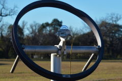 Para medir la radiación solar, el Observatorio cuenta con varios piranómetros. Algunos miden la radiación solar directa. Otros, como el de la imagen, miden radiación solar indirecta. Para ello, mantienen el detector protegido del Sol directo con un aro de sombra.