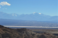 A la distancia, desde la Sierra del Tontal, se puede ver en el fondo del valle de Calingasta el Barreal Blanco. Al fondo, la Cordillera de los Andes, dominada por el Cerro Mercedario.