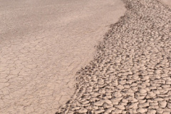 El clima en el valle de Calingasta es extremadamente seco, con muy escasas lluvias.. Cuando llueve, se forman pequeños arroyos intermitentes, como El Leoncito, Ureta, Los Callejones, y otros que desembocan en el Barreal Blanco. Luego, la evaporación vuelve a secar el terreno.
