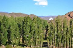 Al ingresar al Parque Nacional El Leoncito, se distingue a la distancia la cúpula principal del CASLEO. Este moderno observatorio cuenta con el telescopio más grande la Argentina, de 2,15 m de diámetro.