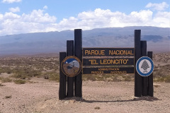A pocos kilómetros del Barreal Blanco se encuentra el Parque Nacional "El Leoncito".  Se extiende unos 40 km de norte a sur y 20 km de este a oeste. Su límite este son las cumbres de las Sierra del Tontal, en la Precordillera.
