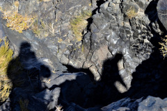 El basalto es una roca ígnea volcánica. Eso quiere decir que se genera al enfriarse y solidificarse rápidamente en la superficie la lava eyectada por lo volcanes. El basalto es la roca que forma la mayor parte del fondo marino, por ejemplo. En esta foto, las sombras de los exploradores se proyectan sobre las paredes de basalto de La Pasarela.