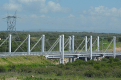 La autovía de la ruta nacional 36 atraviesa las cola del lago Piedras Moras a través de un puente atirantado.