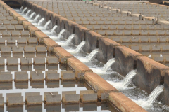 Luego de la mezcla del agua cruda con los floculantes, la mezcla pasa a los decantadores.