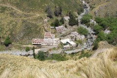 El Pueblo Escondido, antiguo centro de procesamiento del minearl de tunsgetno (wolframita) que se extraía del Cwrro Áspero. Son visibles algunas instalaciones como tolvas y alojamientos de los mineros.