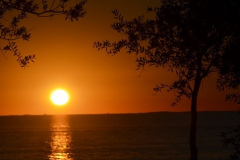 Desde Miramar, la única ciudad costera sobre Laguna de Mar Chiquita, los atardeceres son muy especiales: el Sol se pone sobre el agua.