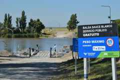 En el paraje Primera Angostura, la Balsa Sauce Blanco permite el cruce de vehículos desde y hacia la pequeña localidad de Guardia Mitre. Se encuentra en el Valle Inferior del Río Negro.