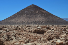 El Cono de Arita es una formación natural, de gran simetría, que emerge unos 200 metros por sobre el nivel del Salar de Arizaro