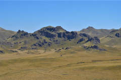 Desde la cresta Este, mirando al noroeste, se puede ver el fondo del cráter, donde suelen haber ganado pastoreando. También se observan  mogotes o domos volcánicos en su interior, como pequeñas cumbres.
