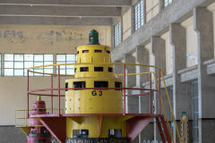 El interior de la usina Reolín es un enorme pabellón, que alberga tres turbinas. Son movidas por el agua a presión que proviene de las profundidades del embalse. Cada turbina tiene acoplado un generador eléctrico que produce unos  13 MW.