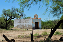 Una pequeña capilla resiste el tiempo y las inclemencias del clima en El Quicho.