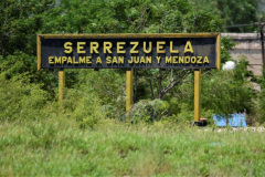 La forma más directa de acceder a El Quicho es desde Serrezuela. Antiguamente, se trataba de una activa estación y cruce ferroviario. Con el colapso de  los ferrocarriles en la década de los 90, muchas instalaciones fueron desmanteladas.