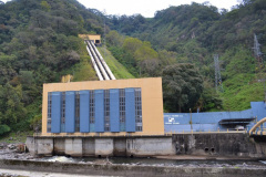 Uno de los objetivos por los que se construyó la presa en las década de 1930-1940  fue la generación de energía eléctrica. Unos 4 kilómetros aguas abajo de la presa se encuentra la usina hidroeléctrica. Luego de pasar por las tres turbinas, el agua es devuelta hacia el río Marapa, que continúa hacia la llanura.