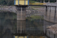 Comunicada mediante una pasarela con el murallón, se encuentra la torre de toma de la presa. Desde la cabina ubicada en su parte superior, se opera una válvula ubicada en lo profundo, que permite conducir el agua, mediante tuberías, a la usina hidroeléctrica..