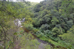 El sendero, hipotética vía férrea que nunca fue, bordea en esa zona el río Huacra, que demarca el límite interprovincial con Catamarca.