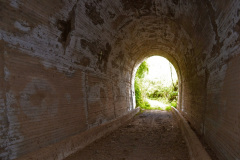 Los túneles están revestidos de hormigón. El mayor  tiene casi dos kilómetros de longitud. En su interior viven colonias de murciélagos y varios tienen filtraciones de agua.