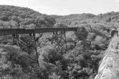 Desde el viaducto original del siglo XIX se aprecia la estructura completa del viaducto metálico que lo reemplazó.