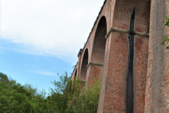 El viaducto original del siglo XIX tiene una estructura de ladrillos, con 25 arcos que se apoyan en pilares de más de 20 metros de altura.