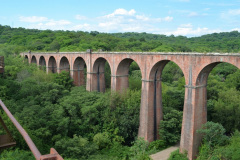 Los arcos del viaducto El Saladillo emergen nítidamente entre la vegetación frondosa del lugar.