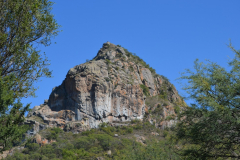 La cumbre del cerro Véliz es un domo volcánico. Una estructura formada por roca volcánica que, al finalizar el ciclo eruptivo, formaba una especie de tapón que se solidificaba mientras se elevaba.