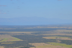 Desde lo alto del volcán Ciénaga, el más fácilmente accesible, se puede apreciar la extensión de la Pampa de Pocho con su paisaje característico.